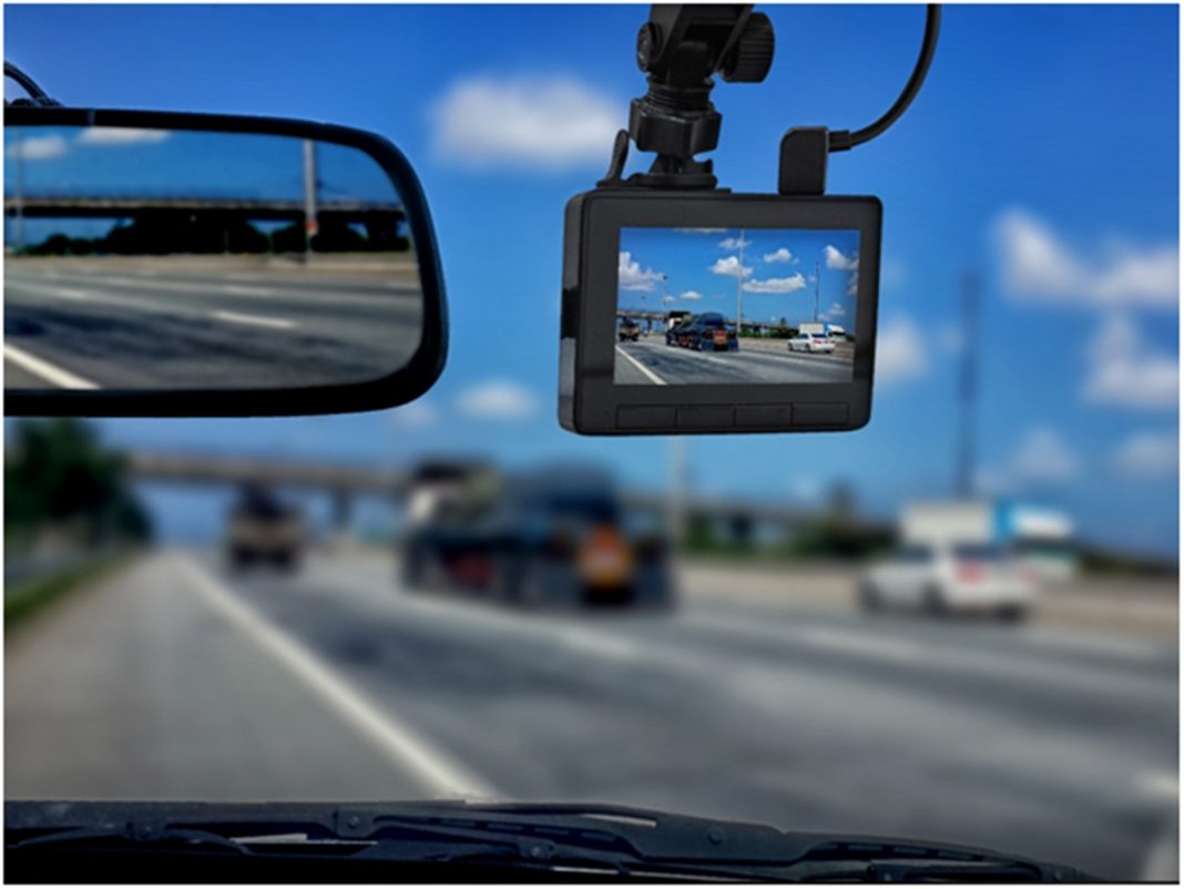 The Pros and Cons of Using Dashcams - Techicy